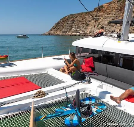 Botel Luxury Yacht In Lissabon